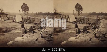 25 febbraio 2020, Atlanta, Georgia, USA: Due soldati seduti tra armi e fortificazioni confederate, Peach Tree Street, Looking North, Atlanta, Georgia, stereo Card, foto di George N. Barnard, novembre 1864 (immagine di credito: © JT Vintage/Glasshouse via ZUMA Wire) Foto Stock