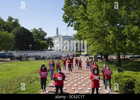 7 maggio 2020, Washington, District of Columbia, USA: I membri del National Nurses United si riuniscono di fronte alla Casa Bianca in Lafayette Square giovedì 7 maggio 2020 a Washington D.C., negli Stati Uniti, per onorare gli operatori sanitari morti a causa della COVID-19. Crediti: Stefani Reynolds / CNP (immagine di credito: © Stefani Reynolds/CNP via ZUMA Wire) Foto Stock