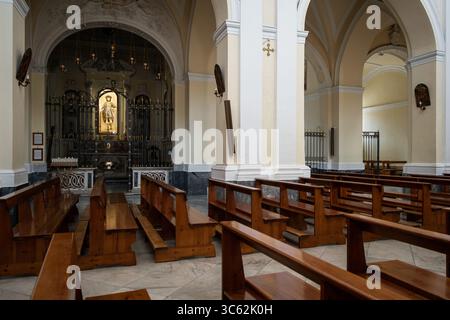 12 aprile 2020, Lusciano, Italia: Una visione generale della Chiesa cattolica di Santa Maria Assunta in cielo, a Lusciano (Caserta), nel sud Italia, vuota a causa della pandemia di COVID-19 coronavirus, mentre si sta preparando per il servizio attraverso lo streaming in diretta su Internet. Il 7 maggio 2020, il governo italiano e la Conferenza Episcopale Italiana hanno firmato un protocollo che permetterà la ripresa delle celebrazioni ecclesiastiche con il popolo. Il protocollo firmato dal Presidente della Conferenza Episcopale Italiana, dal Cardinale Gualtiero Bassetti, dal primo Ministro Giuseppe Conte e dal Ministro dell'interno Luc Foto Stock