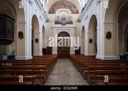 12 aprile 2020, Lusciano, Italia: Una visione generale della Chiesa cattolica di Santa Maria Assunta in cielo, a Lusciano (Caserta), nel sud Italia, vuota a causa della pandemia di COVID-19 coronavirus, mentre si sta preparando per il servizio attraverso lo streaming in diretta su Internet. Il 7 maggio 2020, il governo italiano e la Conferenza Episcopale Italiana hanno firmato un protocollo che permetterà la ripresa delle celebrazioni ecclesiastiche con il popolo. Il protocollo firmato dal Presidente della Conferenza Episcopale Italiana, dal Cardinale Gualtiero Bassetti, dal primo Ministro Giuseppe Conte e dal Ministro dell'interno Luc Foto Stock