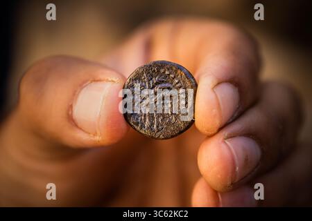 7 maggio 2020, Gerusalemme, Israele: L'Israel Antiquities Authority presenta una rara moneta di bronzo del periodo della rivolta di Bar Kokhba, intorno al 132 d.C., scoperta negli scavi archeologici nel Parco Archeologico di William Davidson sotto il Monte del Tempio. Una faccia della moneta è decorata con un ammasso di uva e l'iscrizione â€˜anno due della libertà di Israelâ ™ e l'altra presenta una palma e l'iscrizione â€˜Jerusalemâ€™, l'unica moneta dell'era della rivolta di Bar Kokhba trovata nella zona in cui˜Jerusalemâ appare la parola â€€™. (Immagine di credito: © Koby Harati/città di David via ZUMA Foto Stock