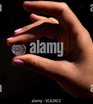 7 maggio 2020, Gerusalemme, Israele: L'Israel Antiquities Authority presenta una rara moneta di bronzo del periodo della rivolta di Bar Kokhba, intorno al 132 d.C., scoperta negli scavi archeologici nel Parco Archeologico di William Davidson sotto il Monte del Tempio. Una faccia della moneta è decorata con un ammasso di uva e l'iscrizione â€˜anno due della libertà di Israelâ ™ e l'altra presenta una palma e l'iscrizione â€˜Jerusalemâ€™, l'unica moneta dell'era della rivolta di Bar Kokhba trovata nella zona in cui˜Jerusalemâ appare la parola â€€™. (Immagine di credito: © Koby Harati/città di David via ZUMA Foto Stock