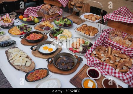 Colazione turca a buffet con vari piatti e frutta fresca Foto Stock