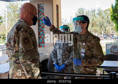 7 maggio 2020 - Vandenberg Air Force base, California, USA - Senior Airman Avery Lake, 30th Medical Group Mental Health Technician, controlla la temperatura del generale Jay Raymond, Chief of Space Operations e comandante dello Space Command della U.S. Space Force, prima di entrare nel 30th MDG per un tour, 7 maggio 2020, alla Vandenberg Air Force base, California. Durante la visita, Raymond ha osservato e lodato i membri di Vandenberg AFB per la loro risposta alla pandemia globale di COVID-19. (Immagine di credito: © Aubree Owens/U.S. Air Force/filo ZUMA/ZUMAPRESS.com) Foto Stock
