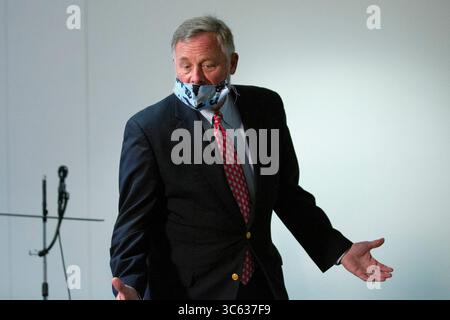 14 maggio 2020, Washington, Distretto di Columbia, Stati Uniti: Il senatore degli Stati Uniti Richard Burr (Democratico di Nort Carolina) arriva ai pranzi del Senato del GOP all'Hart Senate Office Building di Washington. Burr si è dimesso da presidente della Commissione di intelligence del Senato dopo che l'FBI ha sequestrato il suo telefono per indagare ulteriormente sulle accuse di insider trading. (Immagine di credito: © Stefani Reynolds/CNP tramite filo ZUMA) Foto Stock