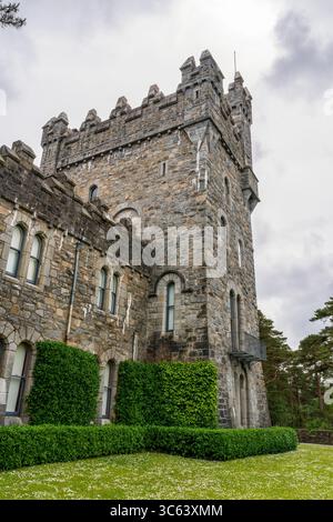 Tower of Glenveagh Castle, una residenza in stile baronale del XIX secolo nel Glenveagh National Park, nella contea di Donegal, Irlanda, con facciata in pietra. Foto Stock