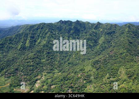 Vista aerea delle verdi scogliere o colline di Menoreh che si estendono dalla parte occidentale di Yogyakarta a Purworejo, Giava centrale. Foto Stock