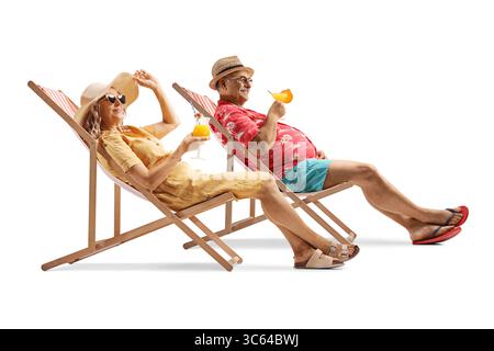 Coppia matura che si diverte sulle sdraio e tiene i cocktail isolati su sfondo bianco Foto Stock