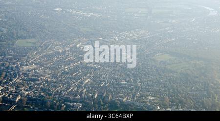 Vista aerea del borgo londinese di Richmond-upon-Thames in una soleggiata mattina primaverile. La città principale ha Richmond Park sulla destra e Kew G. Foto Stock