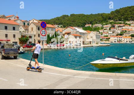Brac, Croazia - 10 giugno 2025: Lungomare a Pucisca sull'isola di Brac. Croazia Foto Stock
