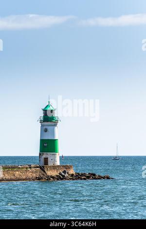 Il faro di Schleimuende sulla costa occidentale del Mar Baltico nella Germania settentrionale segna l'ingresso dal mare allo Schlei. Spazio di copia, verticale Foto Stock