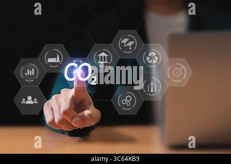 Il concetto di emissioni zero di carbonio riduce le emissioni di CO2, riducendo il riscaldamento globale. Obiettivo di zero emissioni nette di carbonio 2050 Foto Stock