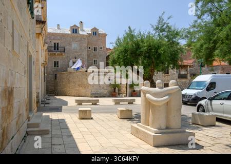 Brac, Croazia - 10 giugno 2025: Sculture in pietra nella città di Pucisca sull'isola di Brac. Croazia Foto Stock