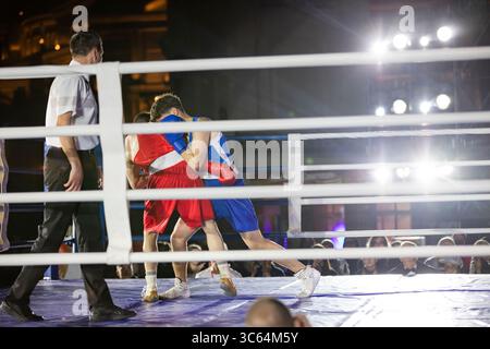 Pugilato sul ring di due atleti alle competizioni Foto Stock