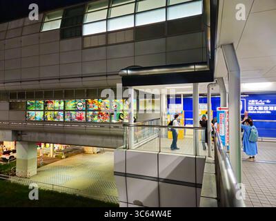 Percorso pedonale della stazione aeroportuale di Osaka presso l'aeroporto Itami, Giappone Foto Stock