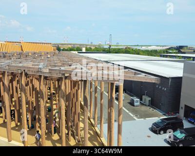 Vista aerea della griglia in legno del padiglione dell'Uzbekistan all'Osaka Expo 2025, Giappone Foto Stock