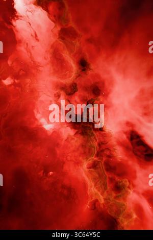Nebulosa rossa con dense nuvole di gas e punti stella sparsi. Foto Stock