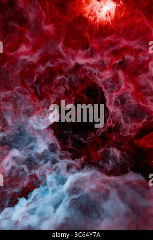 Nebulosa rossa e blu con nuvole di gas brillanti e vuoto centrale scuro. Foto Stock