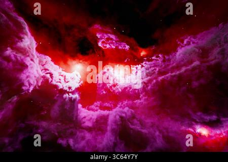 Nebulosa rossa e rosa con nuvole di gas scintillanti e stelle sparse. Foto Stock