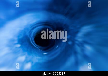 Sfondo turbolenza blu astratto che conduce a un tunnel scuro. Foto Stock
