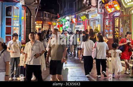 Pechino, Cina. 30 luglio 2025. La gente cammina in una strada pedonale vicino all'area panoramica di Shichahai a Pechino, capitale della Cina, 30 luglio 2025. Pechino ha sviluppato vigorosamente la sua economia notturna dall'inizio di quest'estate, con cucina locale, film all'aperto, festival musicali e mercati notturni. Crediti: Li Xin/Xinhua/Alamy Live News Foto Stock