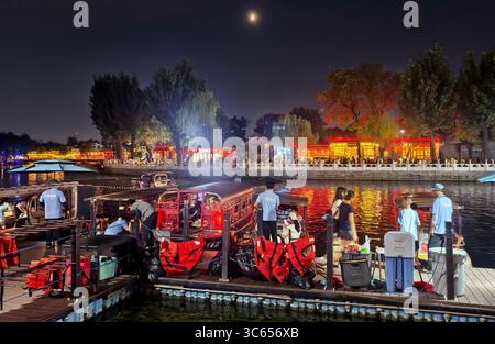 Pechino, Cina. 30 luglio 2025. I visitatori partecipano a un tour serale in barca nell'area panoramica di Houhai a Pechino, capitale della Cina, 30 luglio 2025. Pechino ha sviluppato vigorosamente la sua economia notturna dall'inizio di quest'estate, con cucina locale, film all'aperto, festival musicali e mercati notturni. Crediti: Li Xin/Xinhua/Alamy Live News Foto Stock