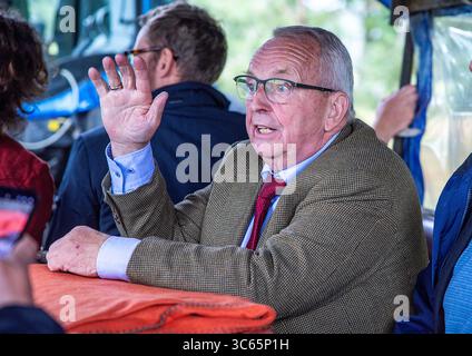 Gorlosen, Germania. 31 luglio 2025. Till Backhaus (SPD), il Ministro dell'Agricoltura, dell'ambiente e della tutela del clima del Meclemburgo-Vorpommern, fa un giro su un rimorchio Kremser come parte del suo tour estivo e scopre il progetto "conservazione del bruco con bufali d'acqua" in loco. Un branco di 120 animali è attualmente in movimento nelle zone in cui deve essere attuata la riumidificazione della brughiera. Crediti: Jens Büttner/dpa/Alamy Live News Foto Stock