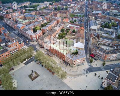 Vista aerea di Place Jean Bart, con la sua statua che si erge orgogliosamente sulla piazza lastricata, circondata da edifici in mattoni rossi, Dunkerque, Francia. Foto Stock