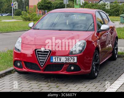 Havirov, Cechia - 25 luglio 2025: Alfa Romero Giulietta berlina rossa parcheggiata in strada Foto Stock