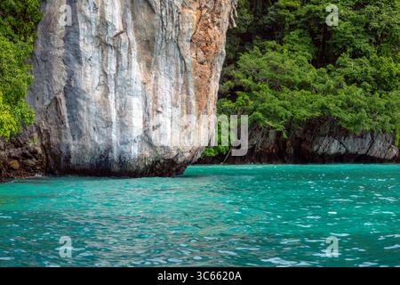 Dintorni naturali dell'isola di Ko Phi Phi Lee nella provincia di Krabi, Thailandia, con acque color smeraldo e rocce mozzafiato Foto Stock