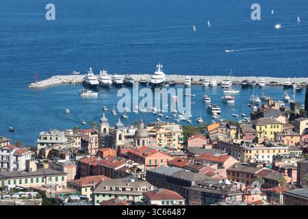 Camogli, Italia - 11 luglio 2025. Yacht, barche nella baia della Liguria. Mare e turismo in Italia. Edifici tradizionali. Sfondo per la progettazione. Foto Stock