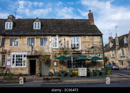 Cotswolds ospita edifici in pietra, piante da giardino di Burford in inverno Foto Stock