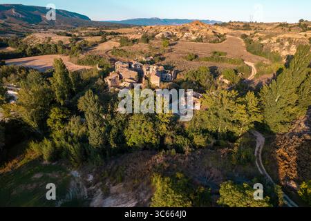 Vista aerea di Barcena de Bureba, un'antica città fantasma nella provincia di Burgos, Castiglia e León, Spagna. Foto di alta qualità Foto Stock