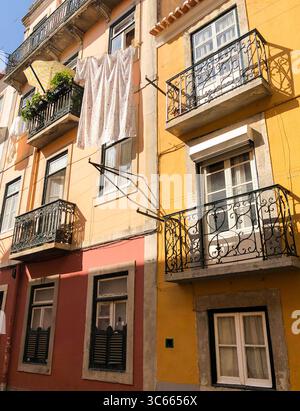 Balconi, facciate luminose e lavanderia nello storico Bairro alto di Lisbona Foto Stock