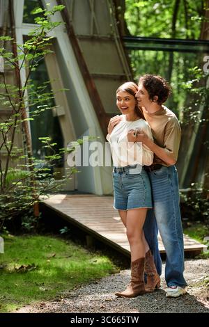 Rilassatevi insieme, una coppia si diverte l'una con l'altra in un ambiente tranquillo e naturale. Foto Stock