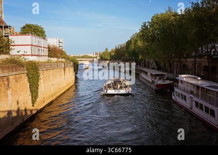 17.04.2025, Parigi, Francia — crociera turistica sulla Senna al tramonto. Vista delle rive del fiume, delle navi ormeggiate e dei ponti. Immagine editoriale di Foto Stock
