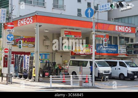 TOKYO, GIAPPONE - 24 luglio 2025: Stazione di servizio Eneos a servizio completo nel Bunkyo Ward di Tokyo. Foto Stock
