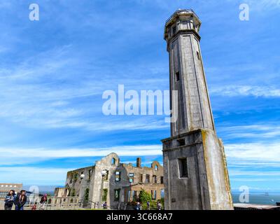 Faro dell'isola di Alcatraz, costruito nel 1909, all'estremità meridionale dell'isola di Alcatraz, San Francisco, California, Stati Uniti. Foto Stock
