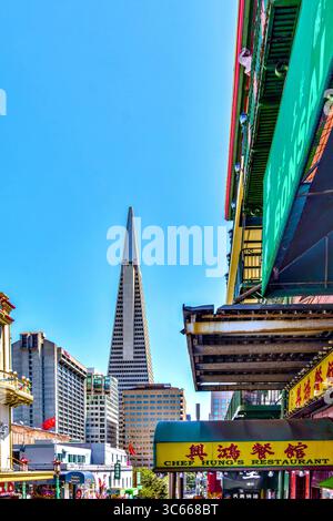 Vista della torre della Piramide TransAmerica da Chinatown, San Francisco, California, Stati Uniti. Foto Stock