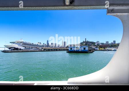 Vista dello skyline di San Francisco, del Molo 31 e della nave da crociera "Star Princess" attraccata al Molo 27 - San Francisco, California, Stati Uniti. Foto Stock