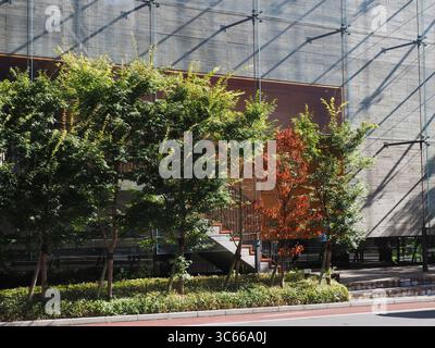 TOKYO, GIAPPONE - 31 luglio 2025: Dettaglio di Kioi Seido, un edificio progettato da Hiroshi Naito nel Chiyoda Ward di Tokyo. Foto Stock