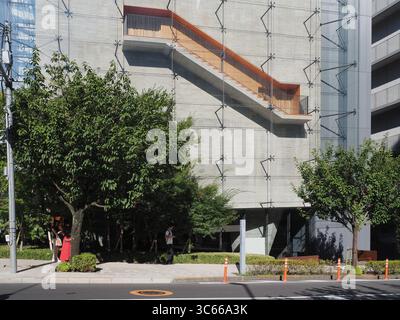 TOKYO, GIAPPONE - 31 luglio 2025: Dettaglio di Kioi Seido, un edificio progettato da Hiroshi Naito nel Chiyoda Ward di Tokyo. Foto Stock