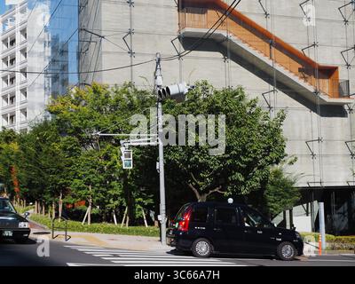 TOKYO, GIAPPONE - 31 luglio 2025: Un taxi passa davanti a Kioi Seido, un edificio progettato da Hiroshi Naito. Foto Stock