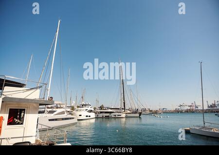 Yacht di lusso nel porto al molo di Valencia, Spagna Foto Stock