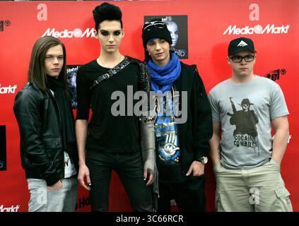 Georg Listing, Bill Kaulitz, Tom Kaulitz e Gustav Schafer del Tokio Hotel presso l'autografo firmato presso il negozio Media Markt di Lisbona - 7 aprile 2010 Foto Stock