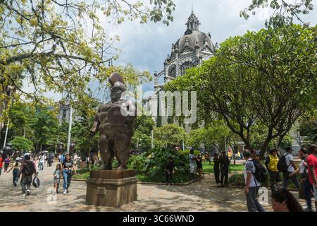 La scultura di Botero 'Romano Soldier' e il Palazzo della Cultura di Rafael Uribe Uribe in Plaza Botero a Medellin, Colombia. Foto Stock
