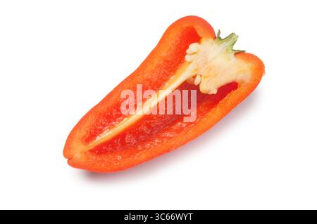 Foto studio di un peperone rosso tagliato a fette su sfondo bianco Foto Stock
