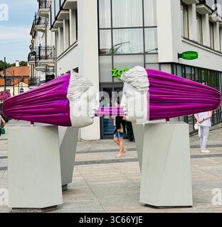 La scultura di Michał Jackowski "Promise" in via Kilińskiego a Bialystok, Polonia. Foto Stock