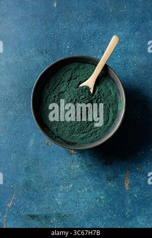 Alghe di Spirulina in polvere in una ciotola. Foto Stock