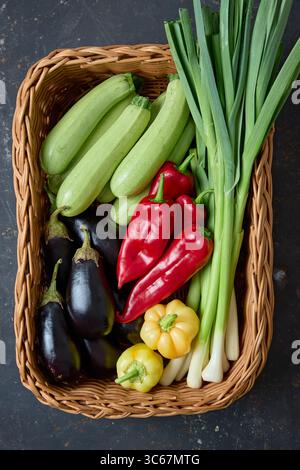 Cestino di verdure fresche. Melanzane, zucchine, porri, peperoni Foto Stock